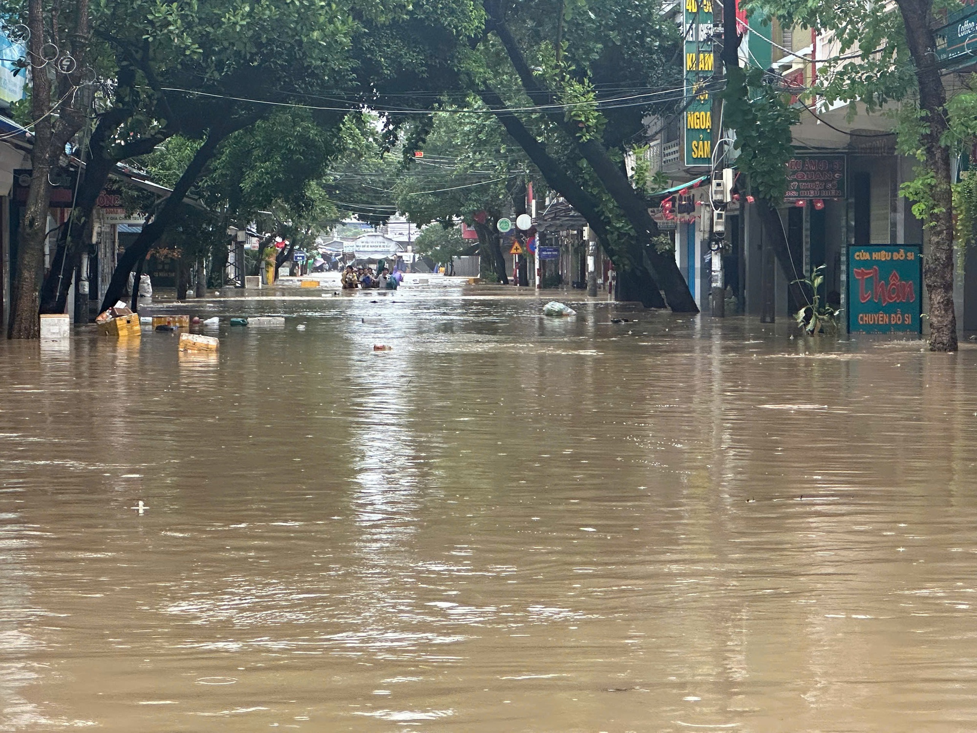 46 người chết và mất tích trong đợt mưa lũ lịch sử, cảnh báo nước trên các sông Khánh Hòa lên lại trong đêm- Ảnh 25.