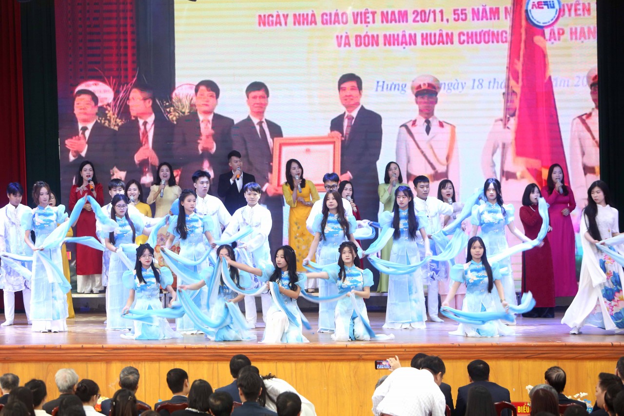 Trường Đại học Tài chính - Quản trị kinh doanh kỷ niệm 43 năm Ngày Nhà giáo Việt Nam