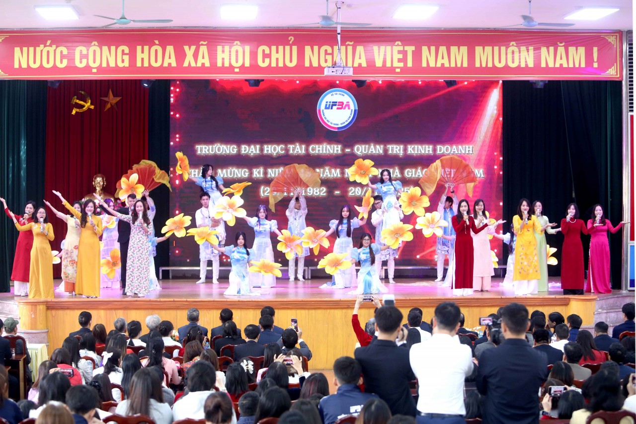 Trường Đại học Tài chính - Quản trị kinh doanh kỷ niệm 43 năm Ngày Nhà giáo Việt Nam