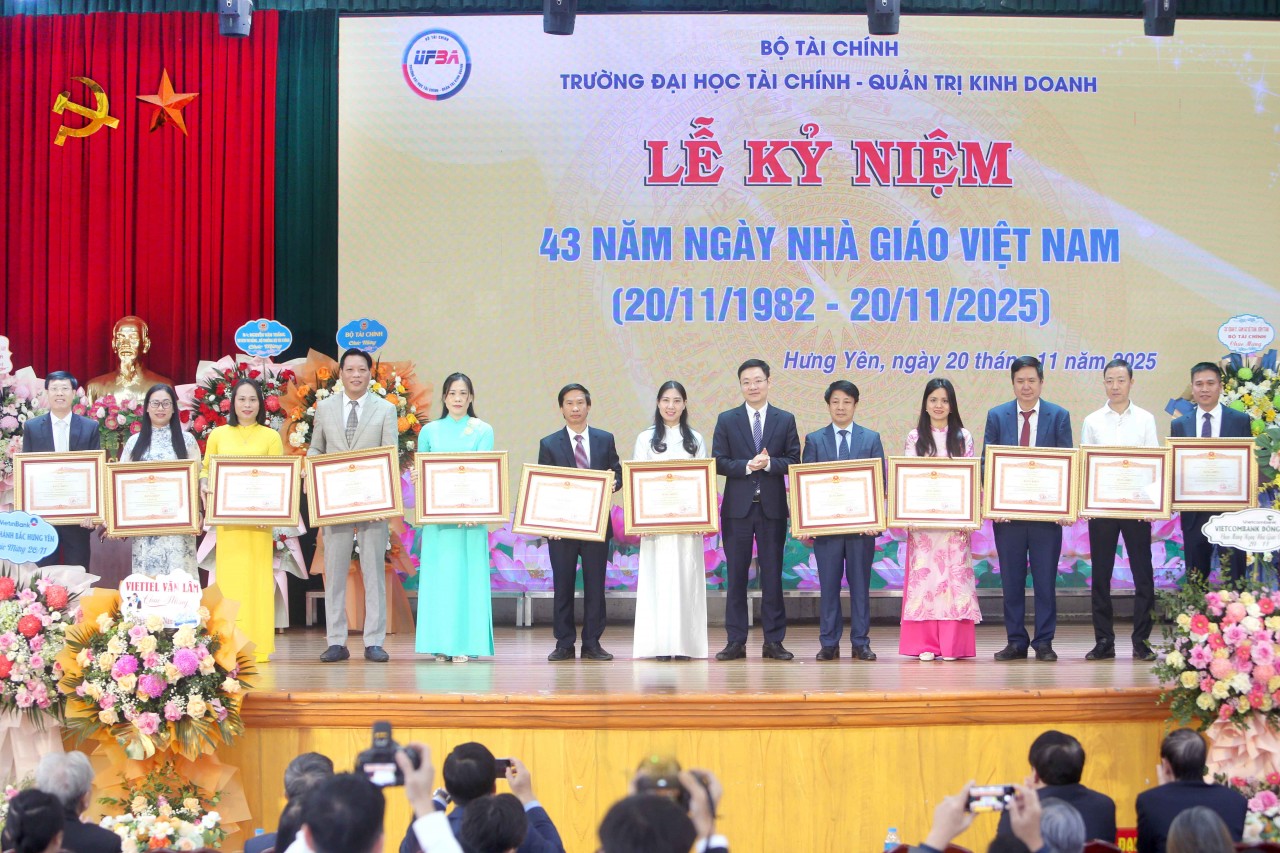Trường Đại học Tài chính - Quản trị kinh doanh kỷ niệm 43 năm Ngày Nhà giáo Việt Nam