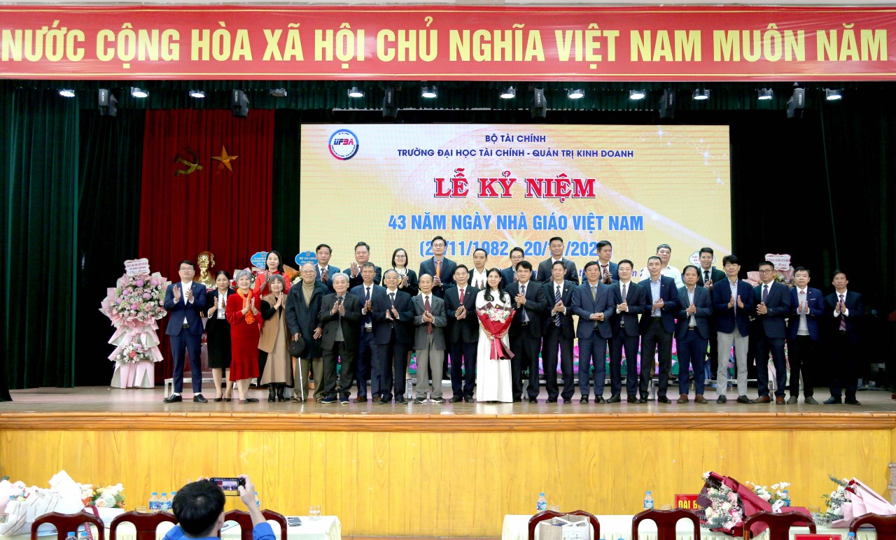 Trường Đại học Tài chính - Quản trị kinh doanh kỷ niệm 43 năm Ngày Nhà giáo Việt Nam