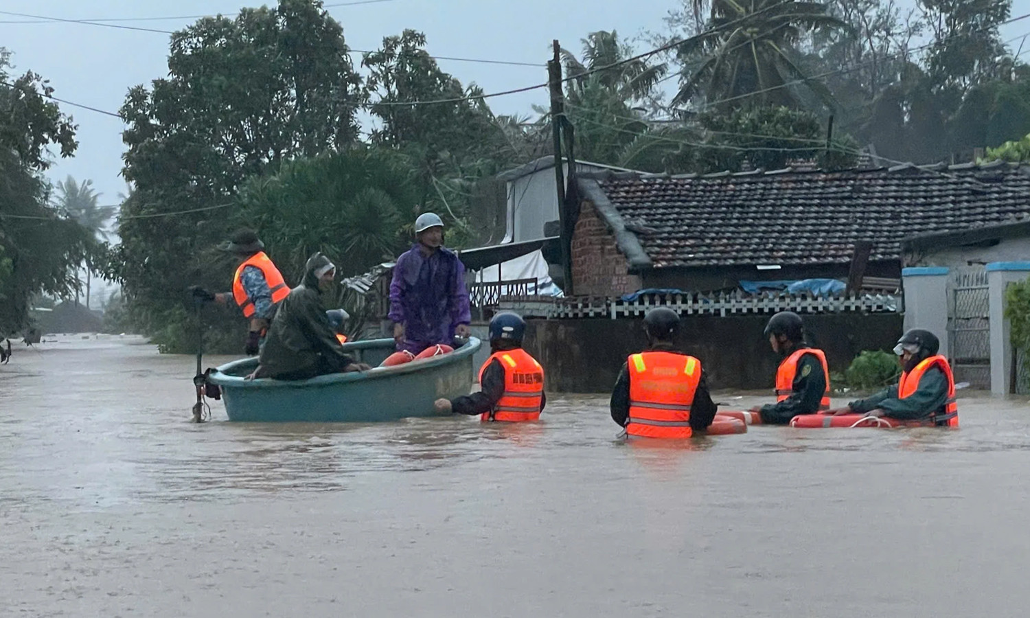 46 người chết và mất tích trong đợt mưa lũ lịch sử, cảnh báo nước trên các sông Khánh Hòa lên lại trong đêm- Ảnh 24.