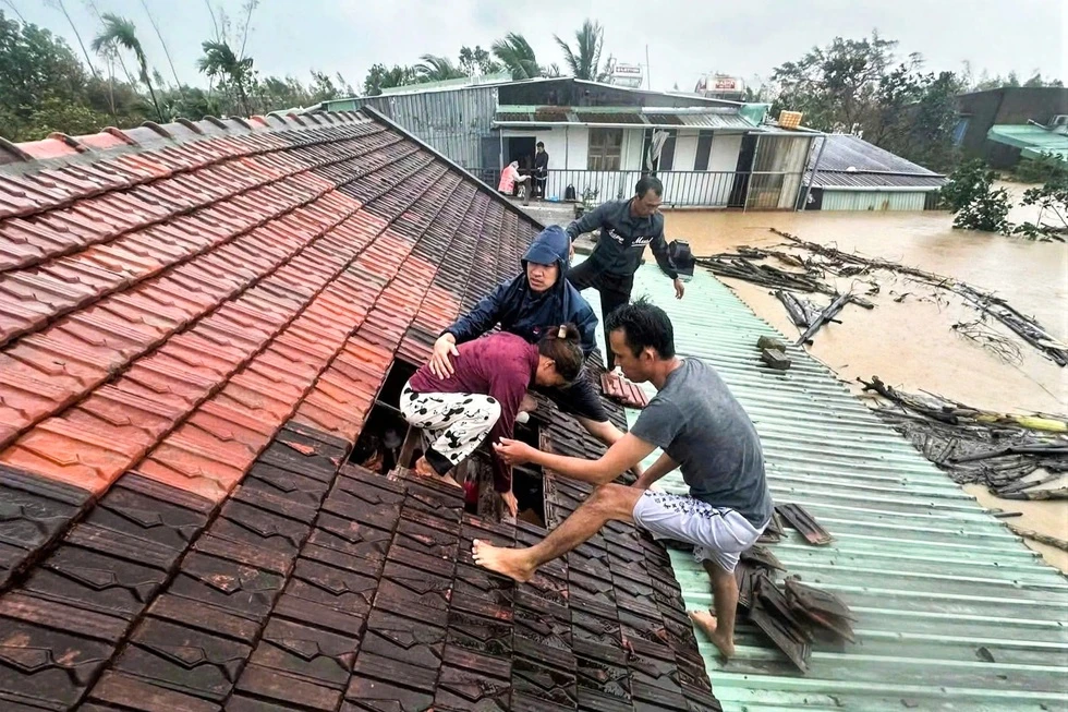 Những bàn tay trần cứu hàng trăm người trong “đêm trắng” lũ dữ- Ảnh 3. Những bàn tay trần cứu hàng trăm người trong “đêm trắng” lũ dữ- Ảnh 3.