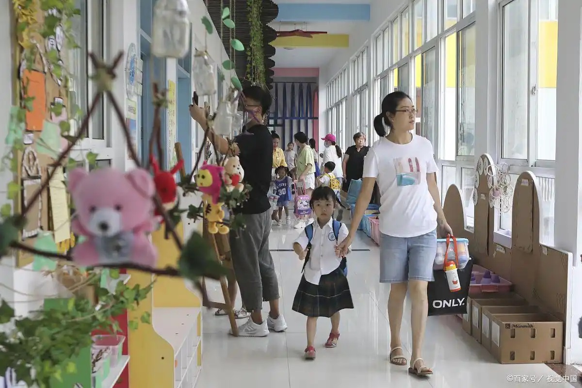 Lương 3 cọc 3 đồng, chồng tôi đòi bán nhà để con học trường quốc tế, anh bảo: 