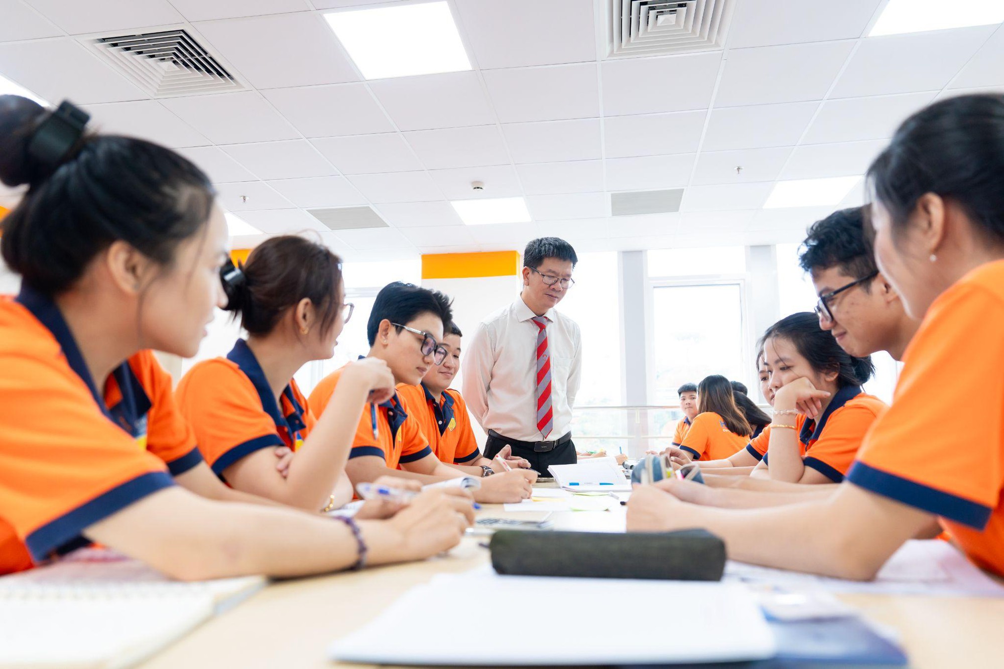 Giảng viên là chuyên gia doanh nghiệp: Lợi thế để sinh viên HUTECH “chạm” thị trường sớm- Ảnh 1.