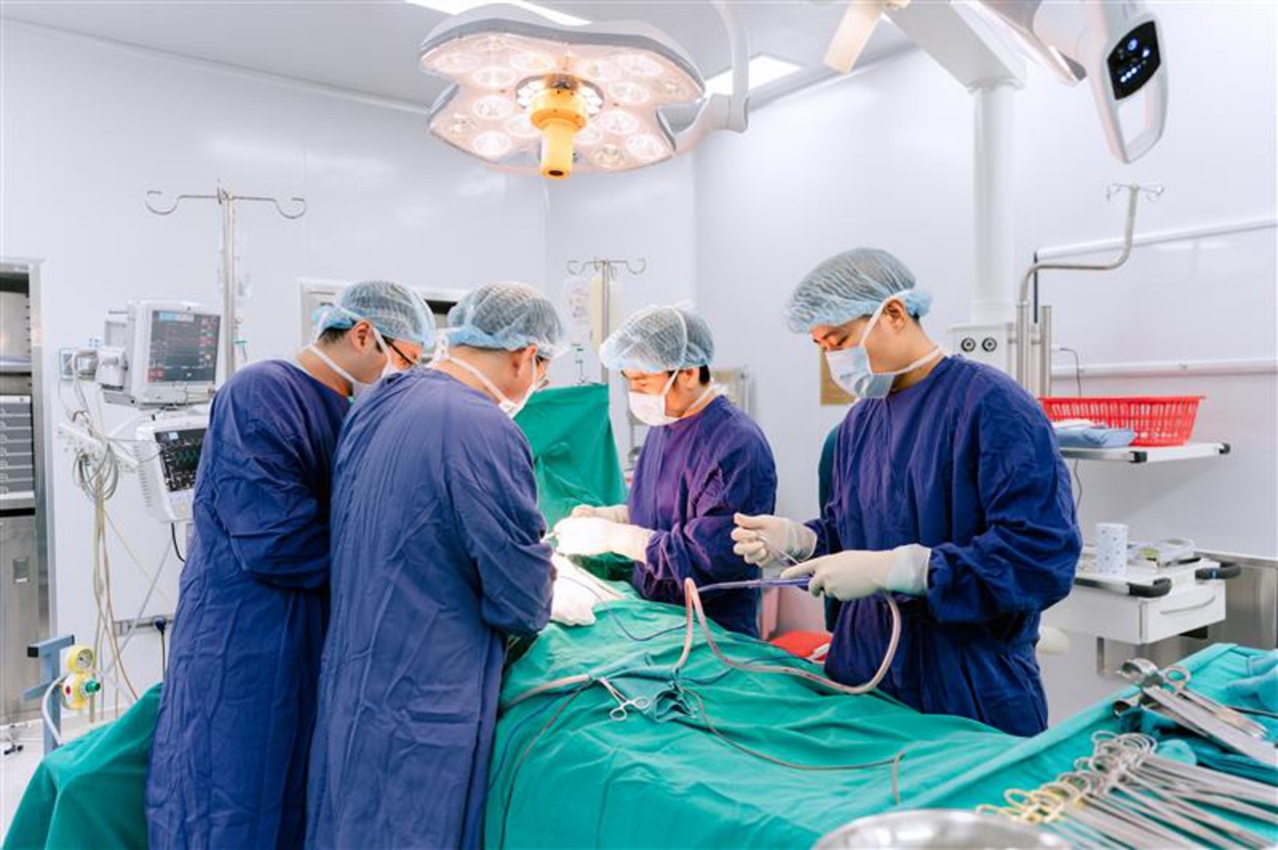 Vinmec Hạ Long lần đầu phẫu thuật thành công cho bệnh nhân viêm tụy mạn phức tạp- Ảnh 2.