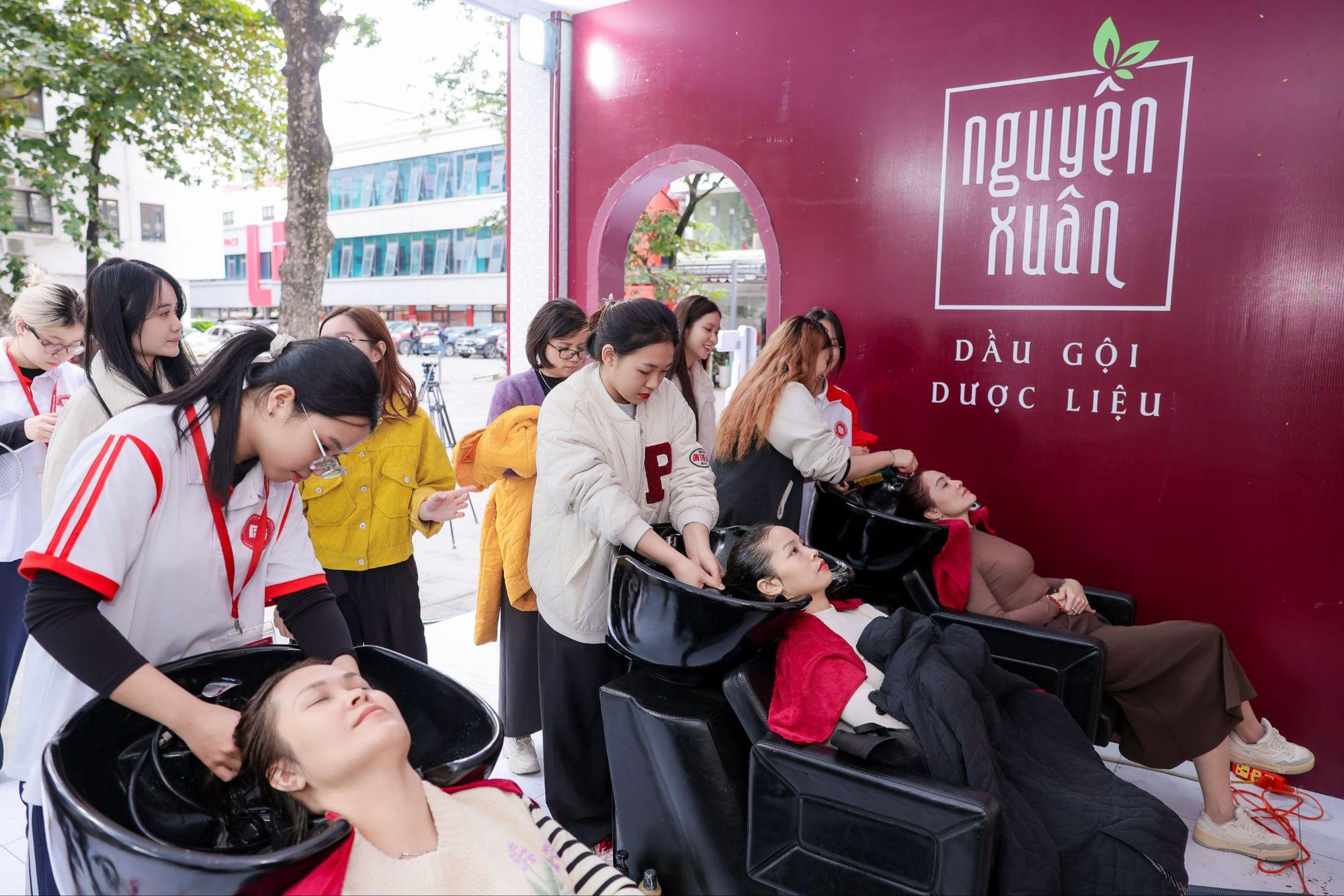 “Tiệm tóc thanh xuân” - Khi mái tóc thầy kể câu chuyện tri ân bằng những chạm khẽ của sinh viên- Ảnh 3.