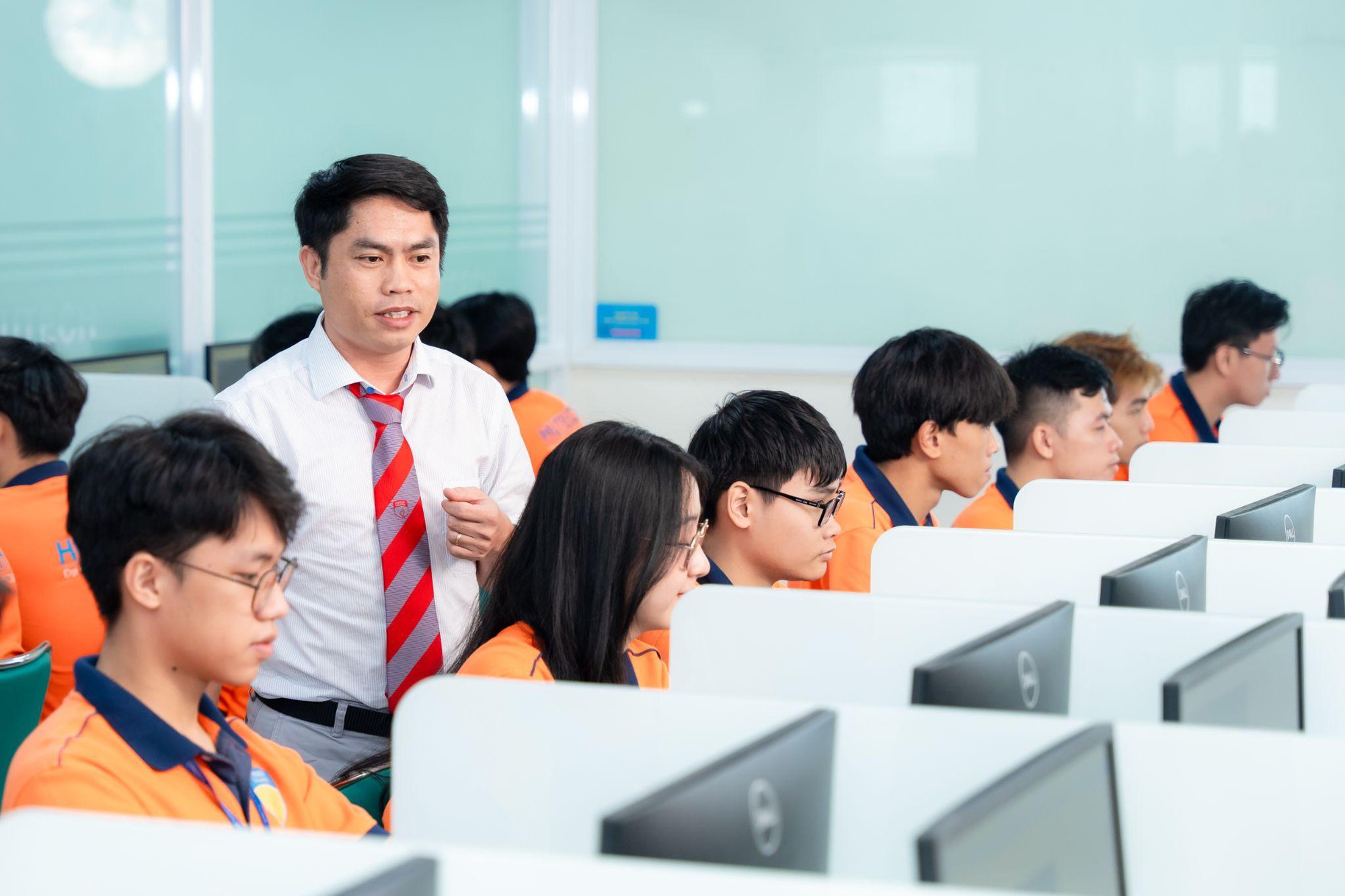 Giảng viên là chuyên gia doanh nghiệp: Lợi thế để sinh viên HUTECH “chạm” thị trường sớm- Ảnh 4.