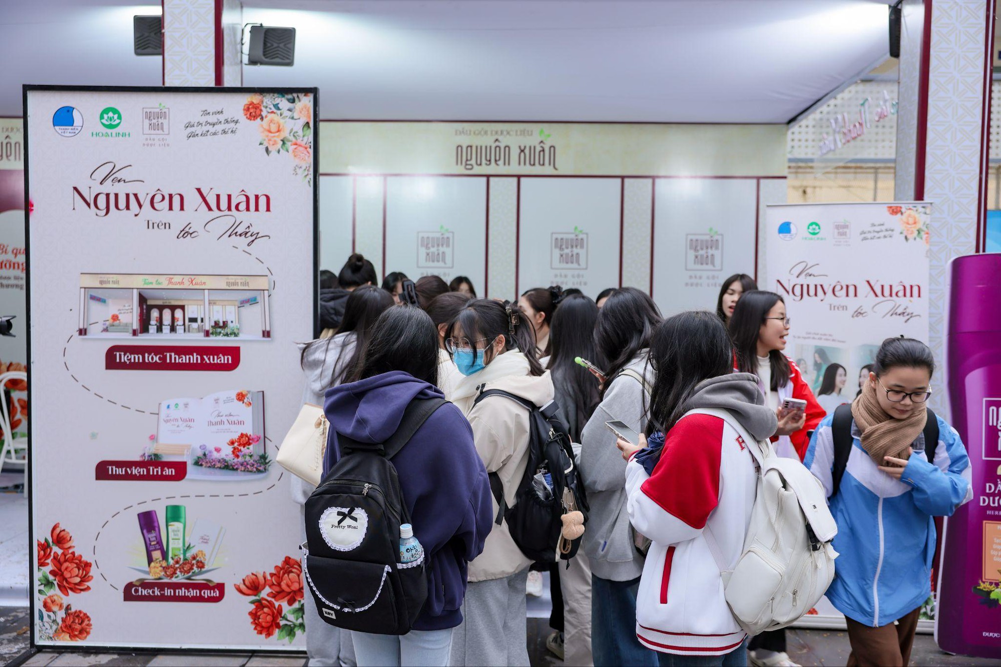 “Tiệm tóc thanh xuân” - Khi mái tóc thầy kể câu chuyện tri ân bằng những chạm khẽ của sinh viên- Ảnh 7.