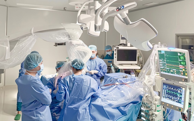 Kỹ thuật đặc biệt giúp người đàn ông tìm lại nụ cười sau hơn một năm bị co giật nửa mặt- Ảnh 1.