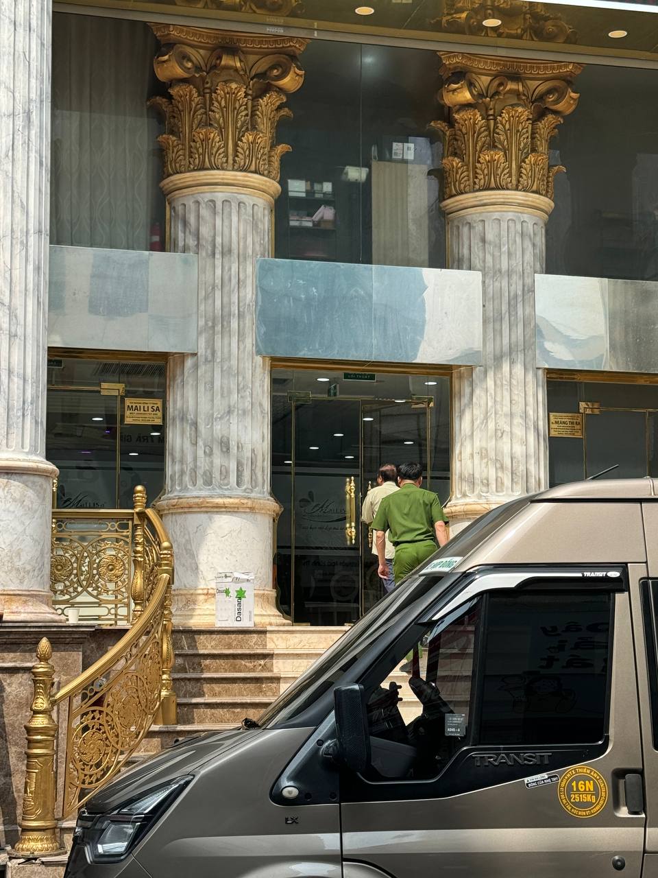 Công an thu giữ nhiều thùng tài liệu từ toà nhà thẩm mỹ viện Mailisa TP.HCM- Ảnh 2.