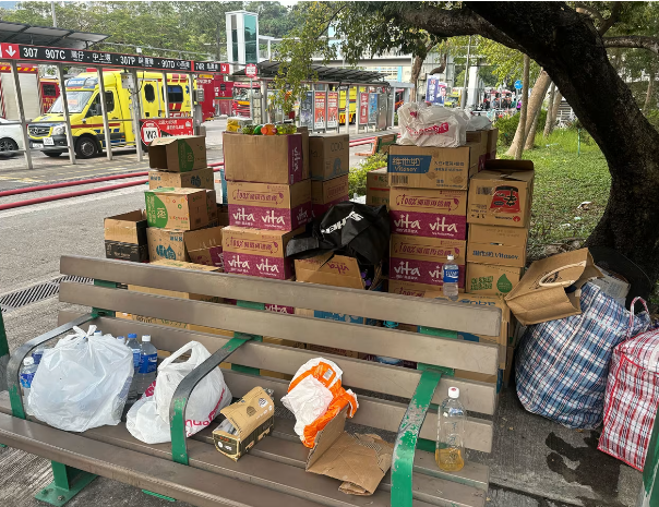 Hỏa hoạn tại khu chung cư Hong Kong (Trung Quốc): Lửa vẫn cháy âm ỉ, thi thể các nạn nhân lần lượt được đưa ra ngoài- Ảnh 3.