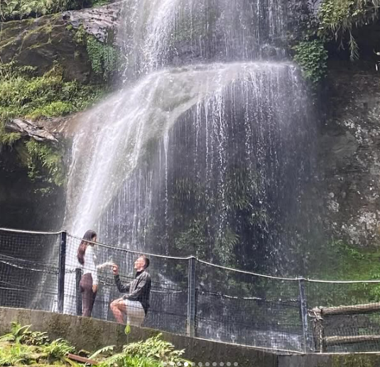 Chồng cũ MC Hoàng Oanh quỳ gối cầu hôn bạn gái mới sau 3 năm ly hôn- Ảnh 1.