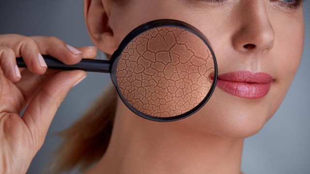 12 thói quen hàng ngày đang bí mật hủy hoại làn da của bạn, skincare kỹ đến mấy mà mắc phải cũng 