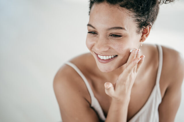 12 thói quen hàng ngày đang bí mật hủy hoại làn da của bạn, skincare kỹ đến mấy mà mắc phải cũng 