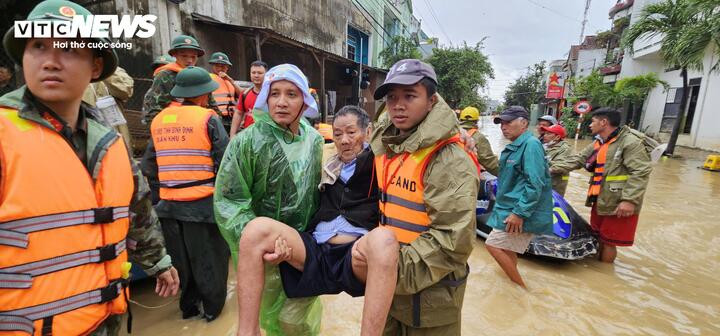 46 người chết và mất tích trong đợt mưa lũ lịch sử, cảnh báo nước trên các sông Khánh Hòa lên lại trong đêm- Ảnh 9.