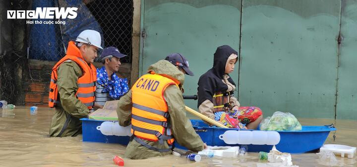 46 người chết và mất tích trong đợt mưa lũ lịch sử, cảnh báo nước trên các sông Khánh Hòa lên lại trong đêm- Ảnh 10.