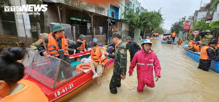 46 người chết và mất tích trong đợt mưa lũ lịch sử, cảnh báo nước trên các sông Khánh Hòa lên lại trong đêm- Ảnh 13.