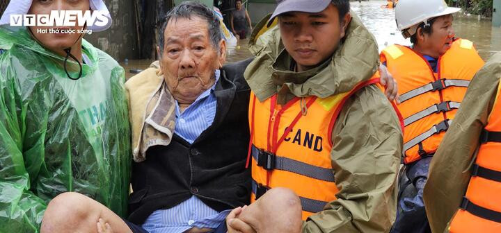 46 người chết và mất tích trong đợt mưa lũ lịch sử, cảnh báo nước trên các sông Khánh Hòa lên lại trong đêm- Ảnh 11.