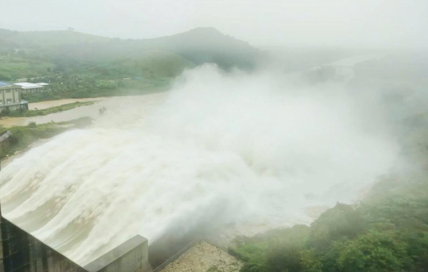 46 người chết và mất tích trong đợt mưa lũ lịch sử, cảnh báo nước trên các sông Khánh Hòa lên lại trong đêm- Ảnh 17.