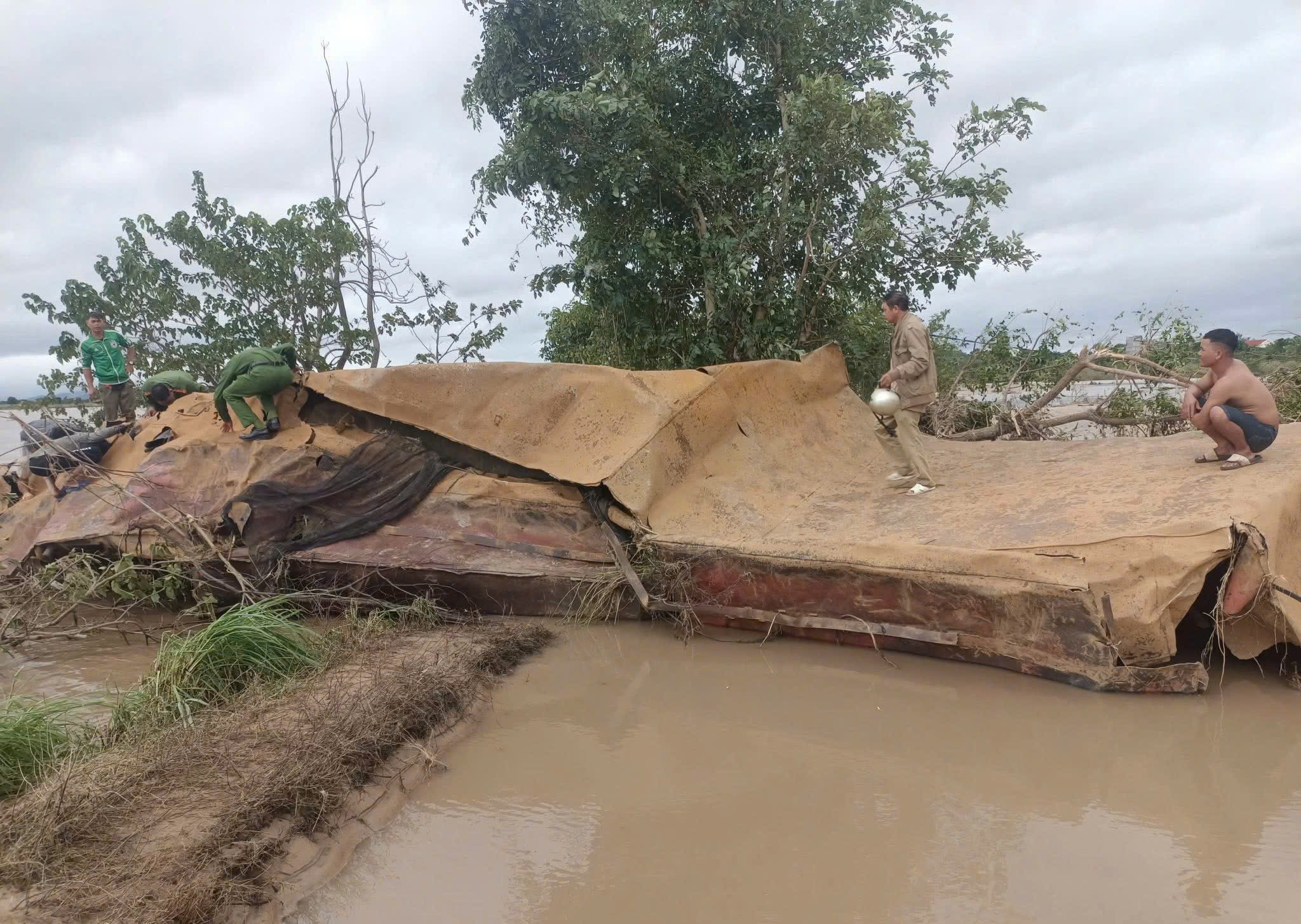 Mưa lũ chiều 21-11: Đắk Lắk công bố tình huống khẩn cấp tại 40 xã, phường- Ảnh 2.