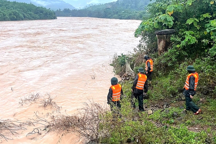 Tiếng khóc xé lòng của vợ tài xế bị lũ cuốn khiến ai nghe cũng nghẹn lại: 