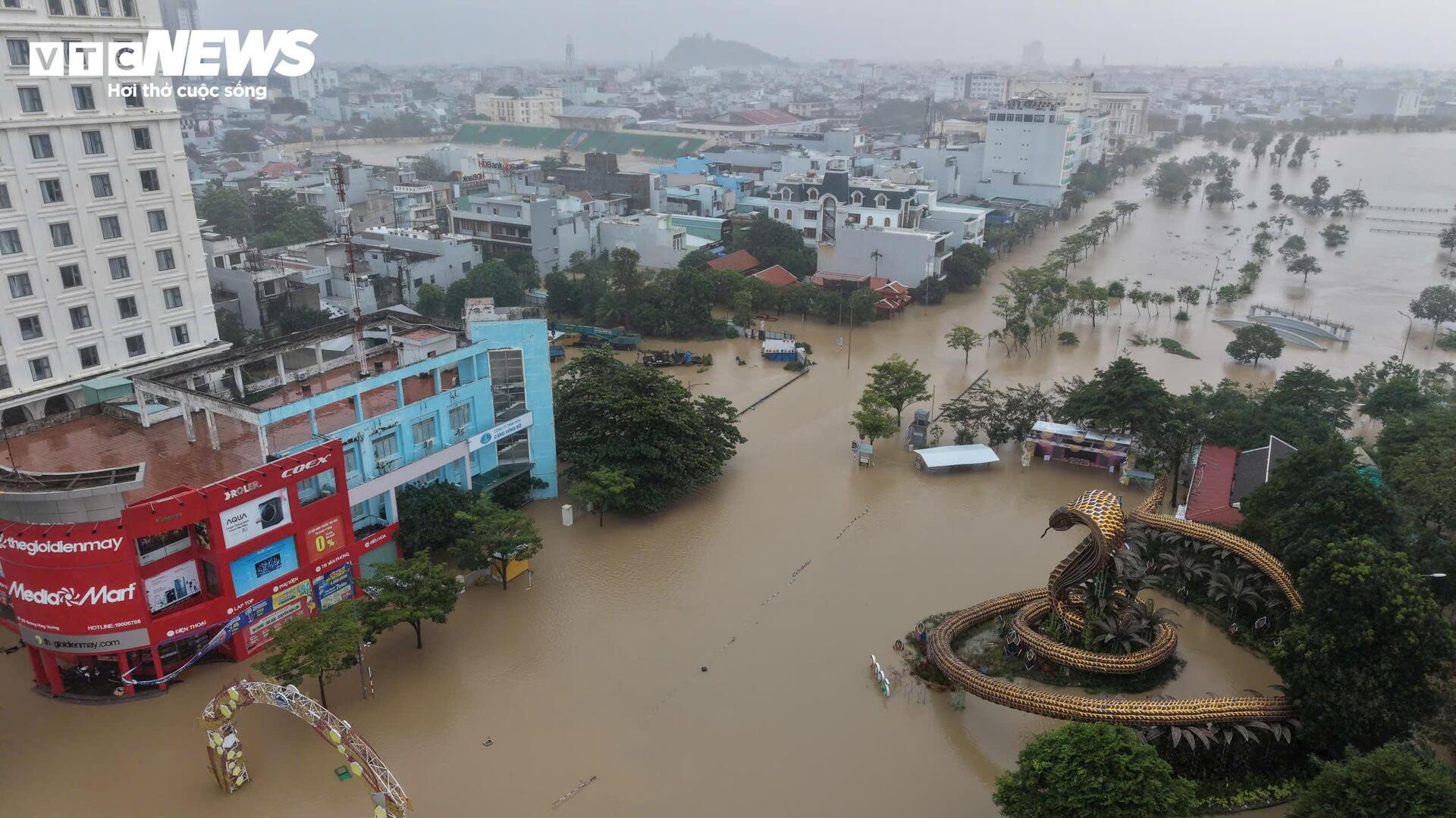 46 người chết và mất tích trong đợt mưa lũ lịch sử, cảnh báo nước trên các sông Khánh Hòa lên lại trong đêm- Ảnh 22.