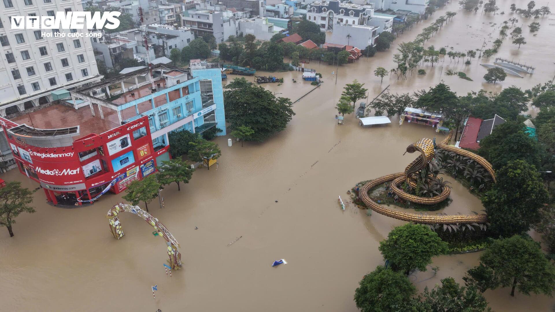 46 người chết và mất tích trong đợt mưa lũ lịch sử, cảnh báo nước trên các sông Khánh Hòa lên lại trong đêm- Ảnh 20.