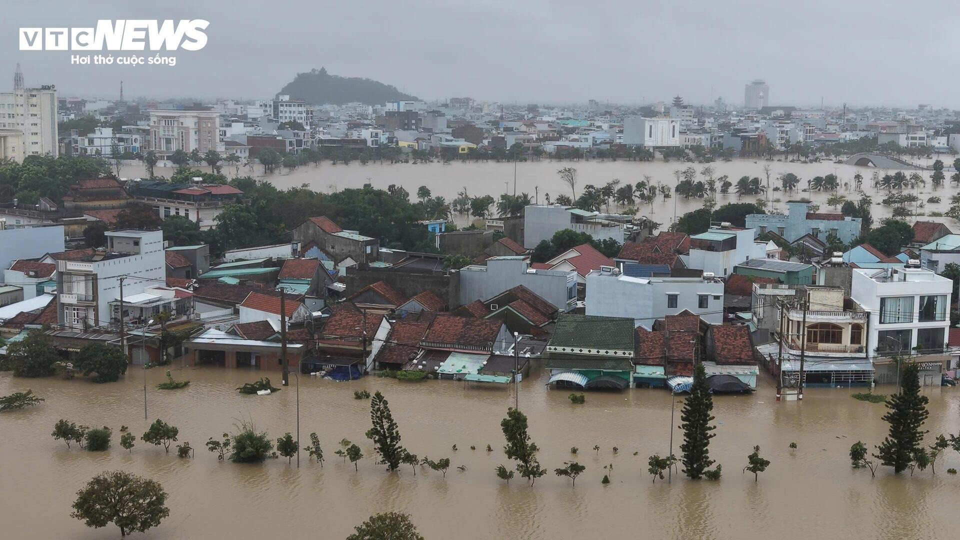 46 người chết và mất tích trong đợt mưa lũ lịch sử, cảnh báo nước trên các sông Khánh Hòa lên lại trong đêm- Ảnh 21.