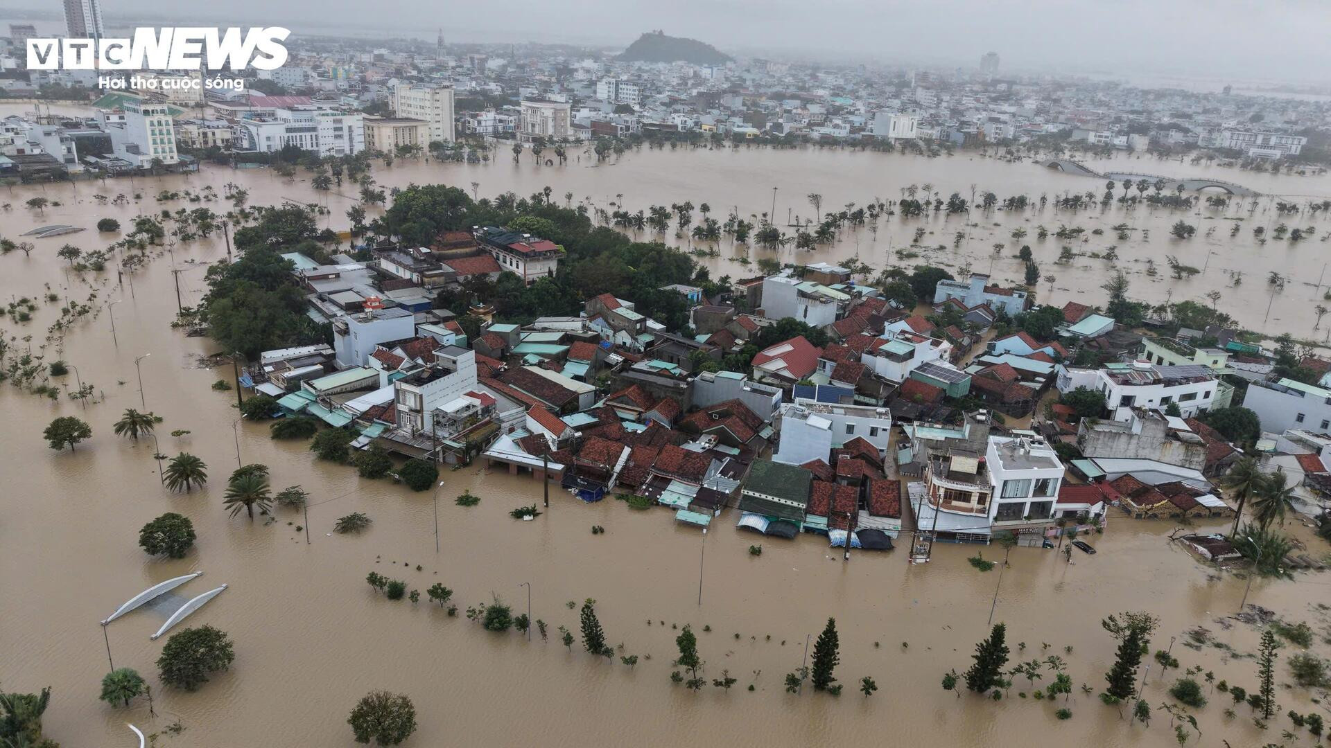 46 người chết và mất tích trong đợt mưa lũ lịch sử, cảnh báo nước trên các sông Khánh Hòa lên lại trong đêm- Ảnh 18.