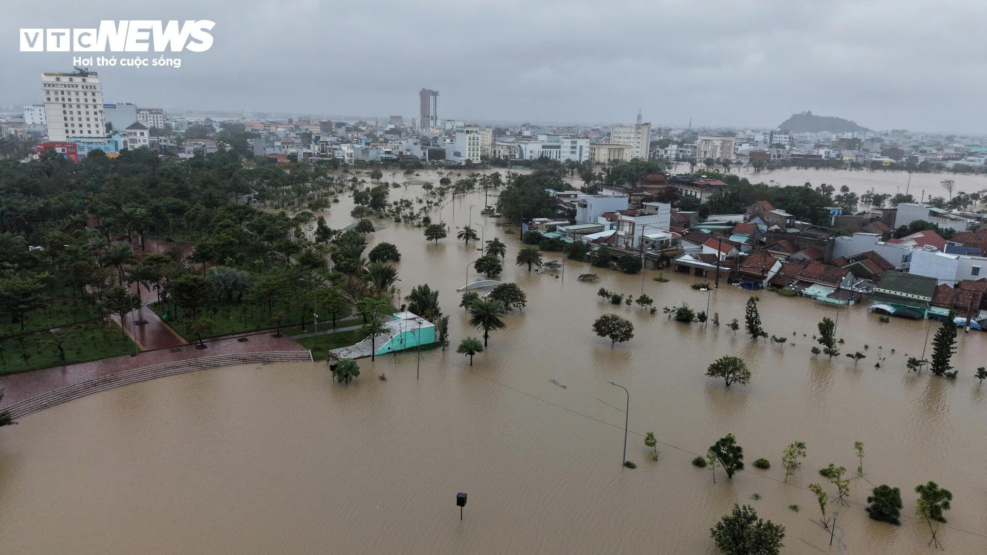46 người chết và mất tích trong đợt mưa lũ lịch sử, cảnh báo nước trên các sông Khánh Hòa lên lại trong đêm- Ảnh 23.