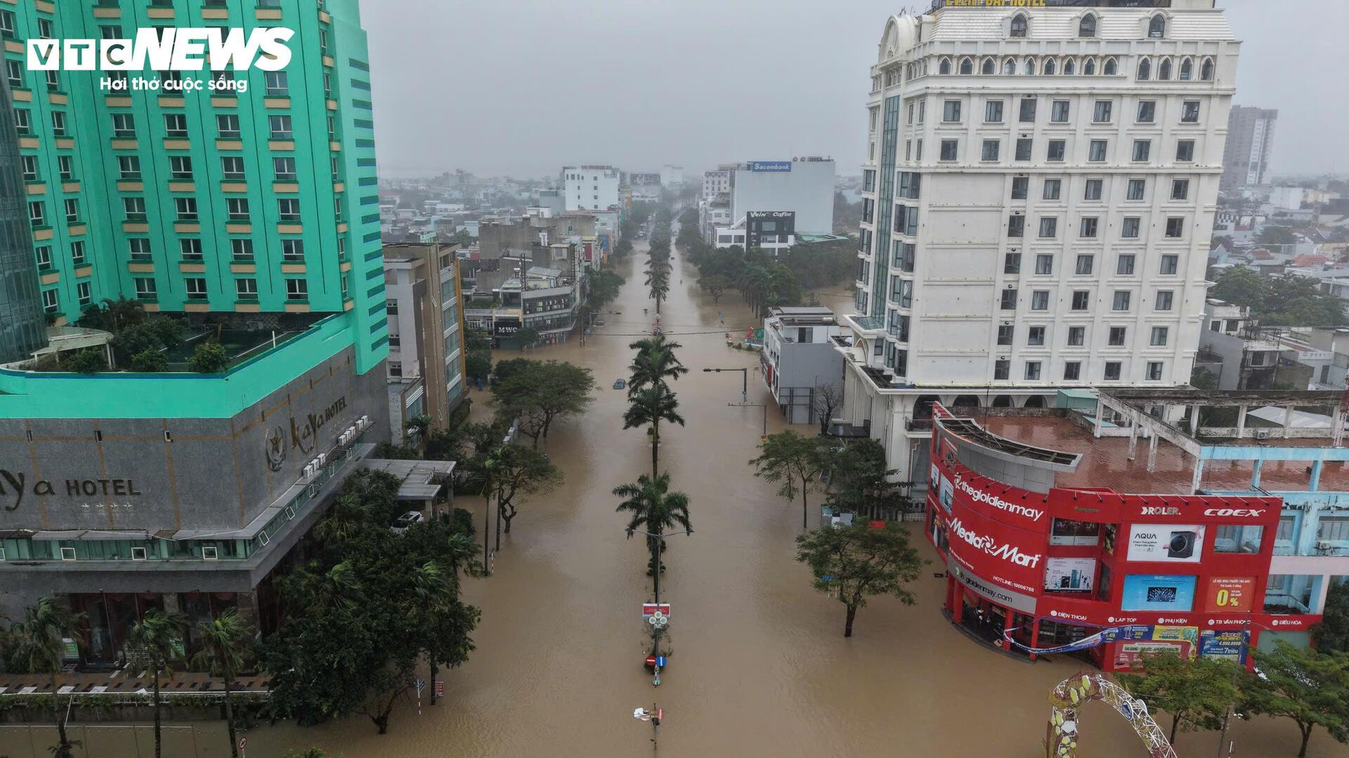46 người chết và mất tích trong đợt mưa lũ lịch sử, cảnh báo nước trên các sông Khánh Hòa lên lại trong đêm- Ảnh 19.