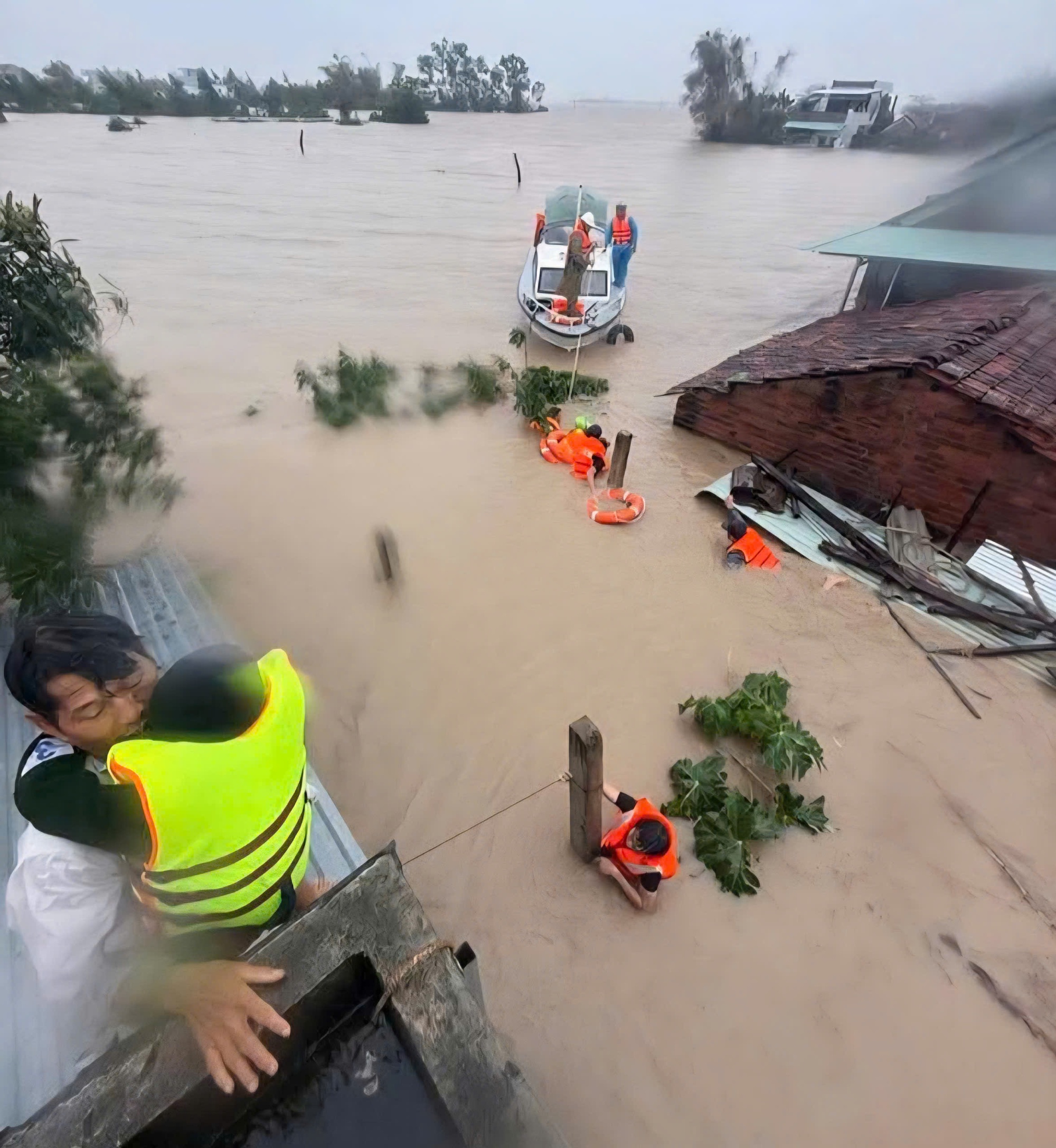 Mưa lũ chiều 21-11: Đắk Lắk công bố tình huống khẩn cấp tại 40 xã, phường- Ảnh 13.