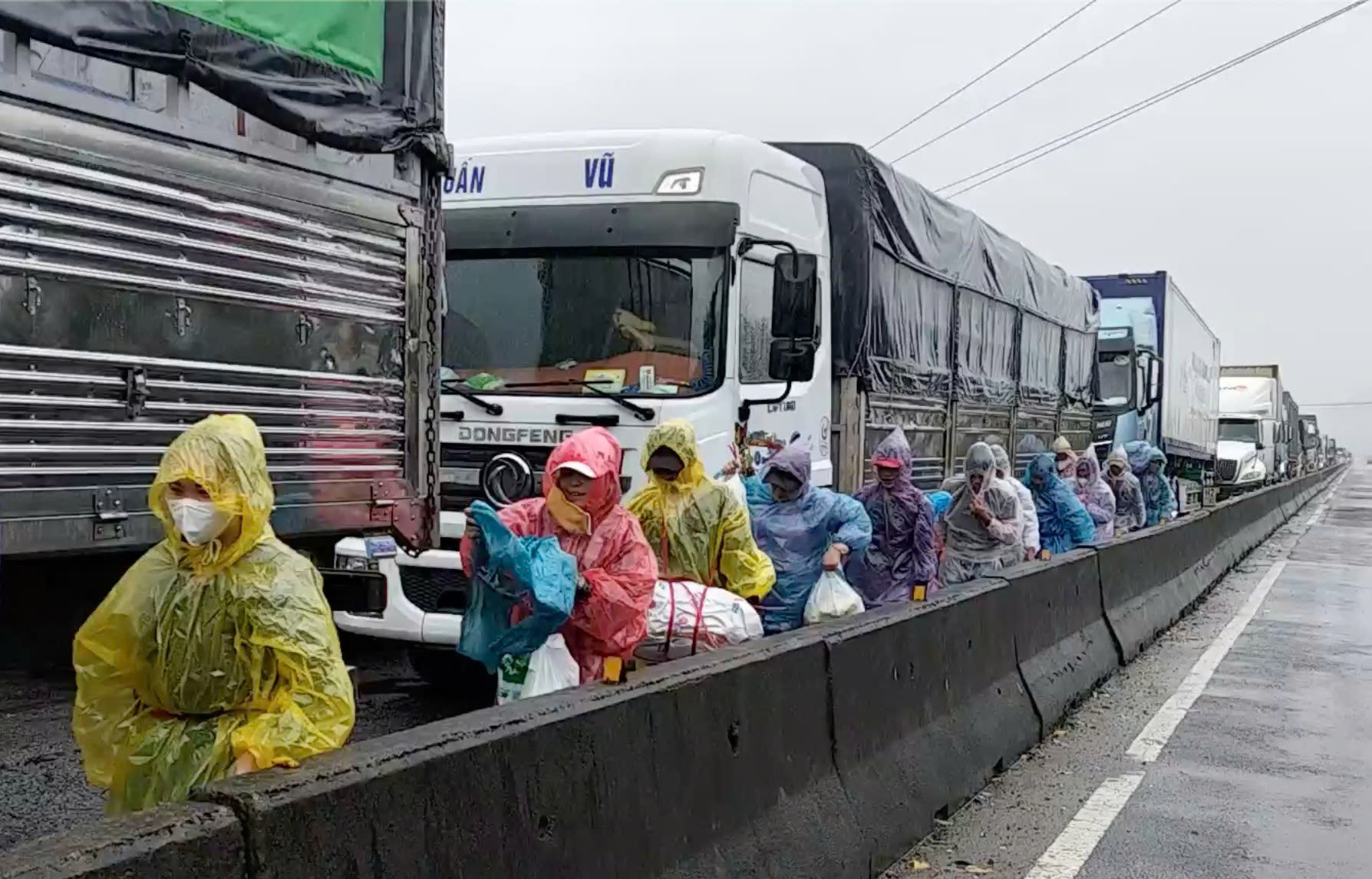 Mưa lũ chiều 21-11: Đắk Lắk công bố tình huống khẩn cấp tại 40 xã, phường- Ảnh 12.