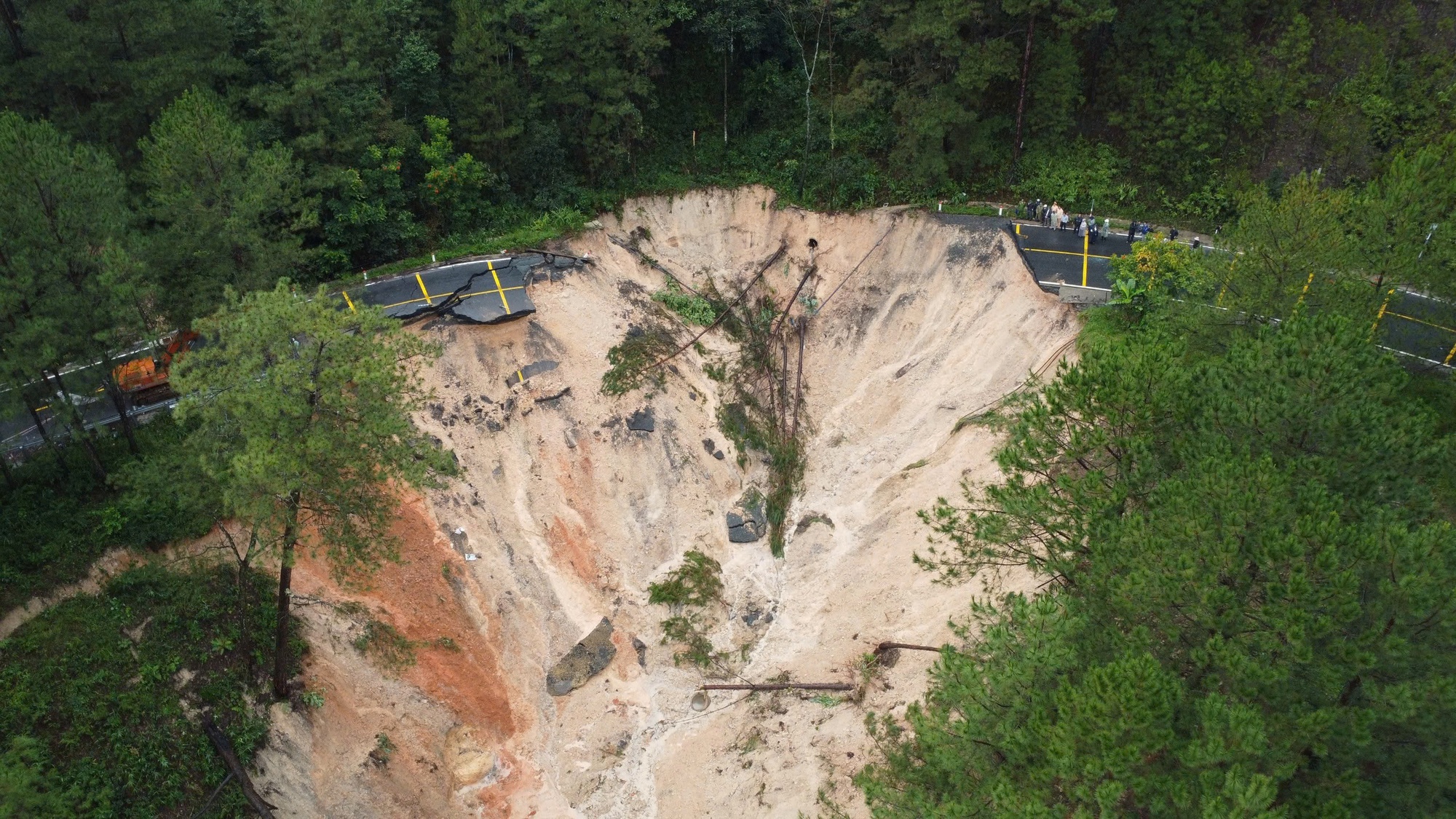 Mưa lũ chiều 21-11: Đắk Lắk công bố tình huống khẩn cấp tại 40 xã, phường- Ảnh 9.