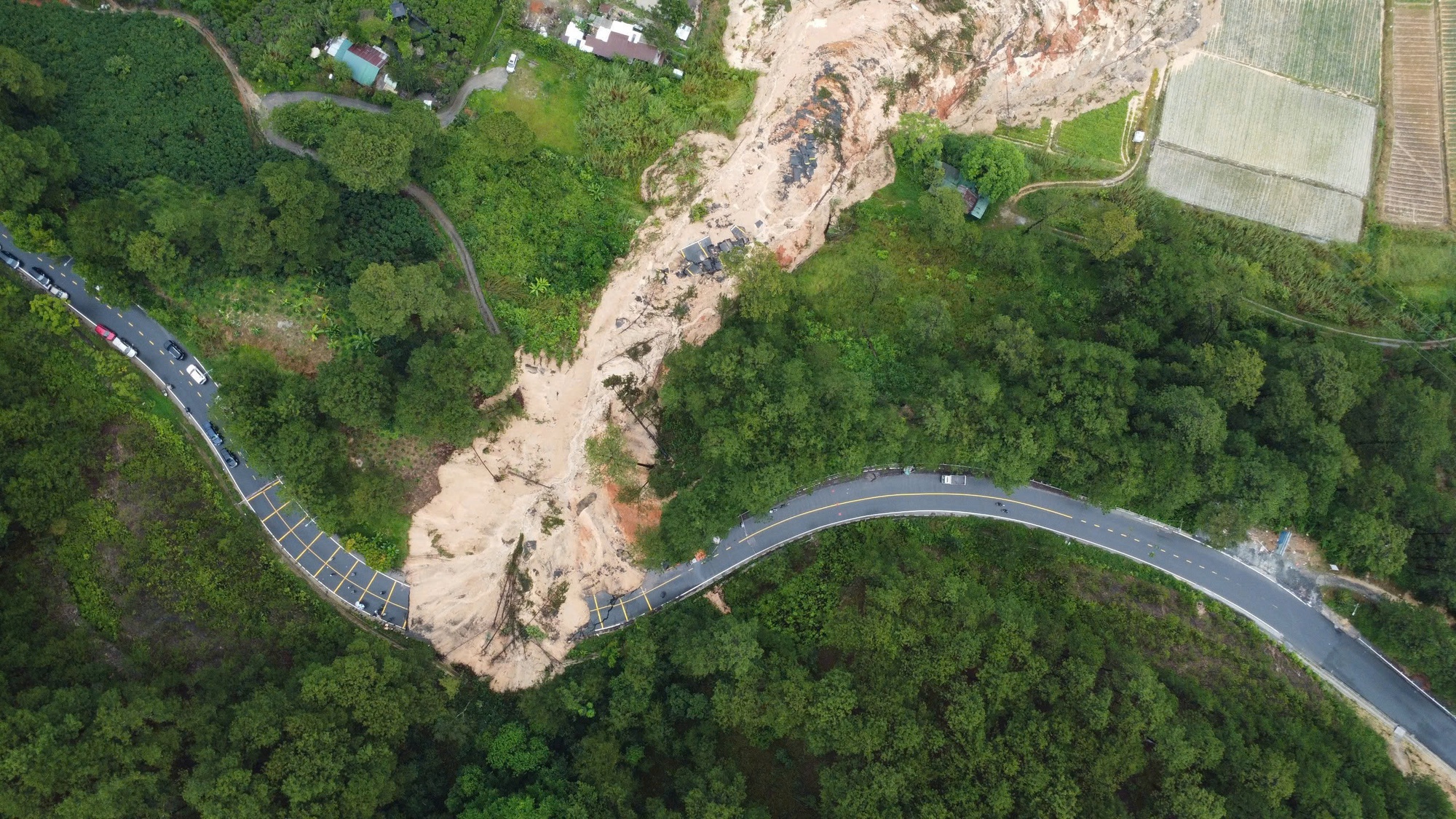 Mưa lũ chiều 21-11: Đắk Lắk công bố tình huống khẩn cấp tại 40 xã, phường- Ảnh 10.