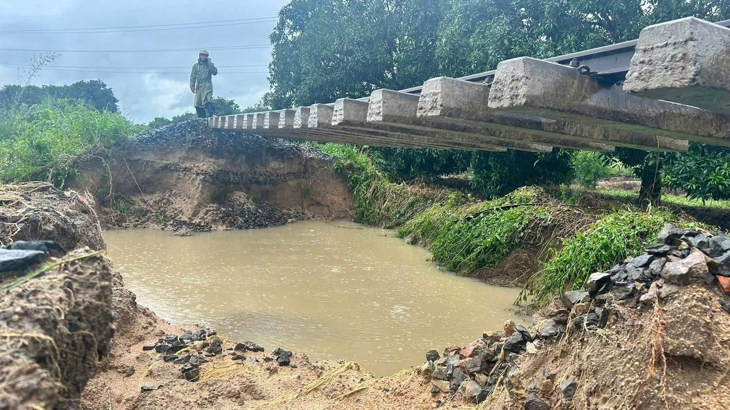 Mưa lũ chiều 21-11: Đắk Lắk công bố tình huống khẩn cấp tại 40 xã, phường- Ảnh 5.