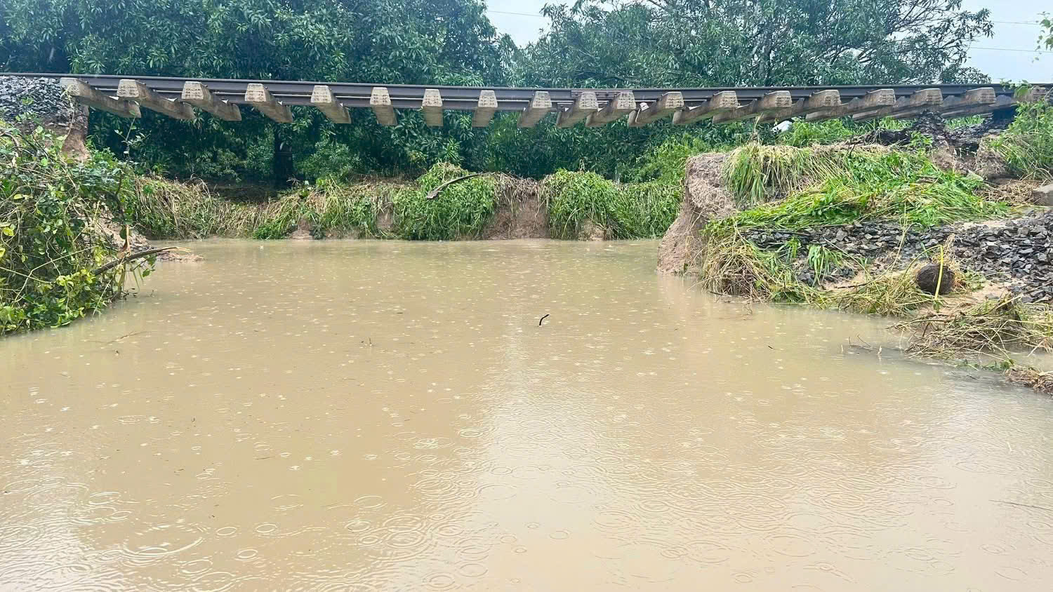 Mưa lũ chiều 21-11: Đắk Lắk công bố tình huống khẩn cấp tại 40 xã, phường- Ảnh 6.