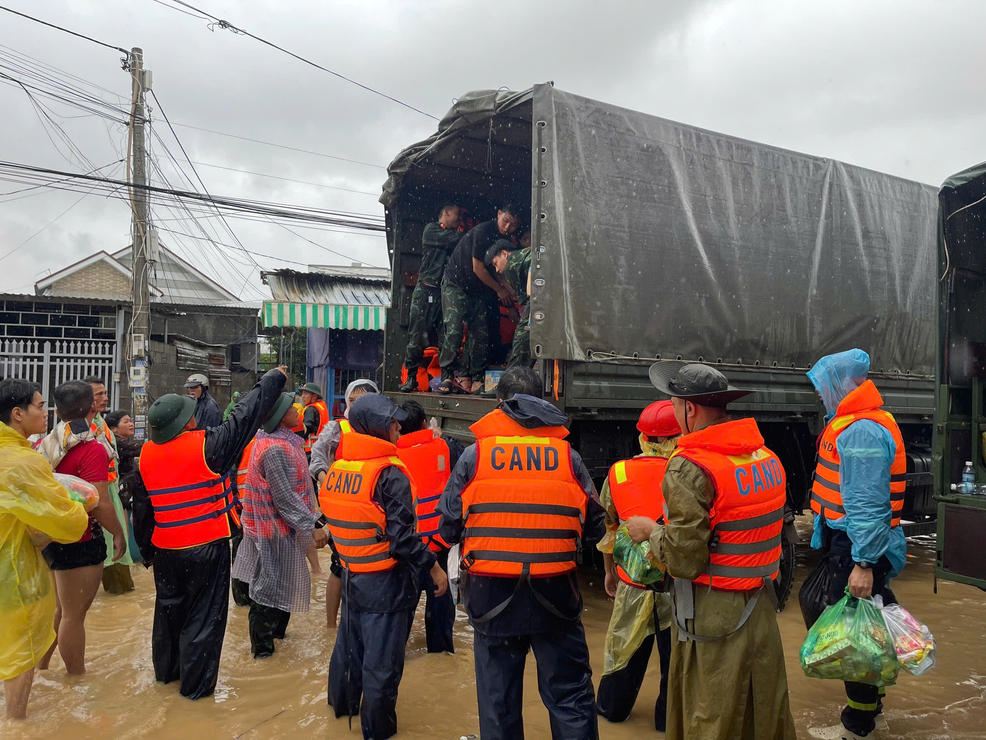 Mưa lũ chiều 21-11: Đắk Lắk công bố tình huống khẩn cấp tại 40 xã, phường- Ảnh 7.