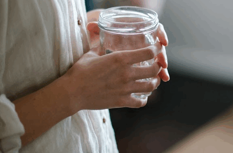 Người uống nước thường xuyên sau khi thức dậy buổi sáng, sau 3 tháng cơ thể có thể xuất hiện 6 thay đổi