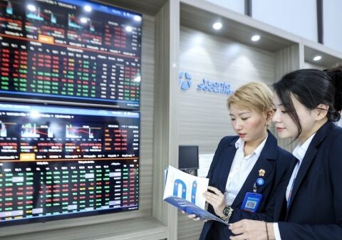 Chứng khoán phái sinh ngày 4/12: Chênh lệch âm trở lại, thị trường thận trọng trước kháng cự mạnh 2.000 điểm