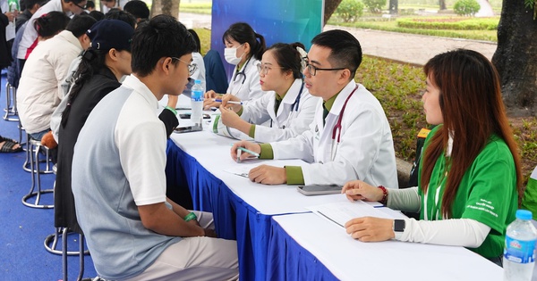 Khi phố đi bộ trở thành “phòng khám” đặc biệt của người dân Thủ đô