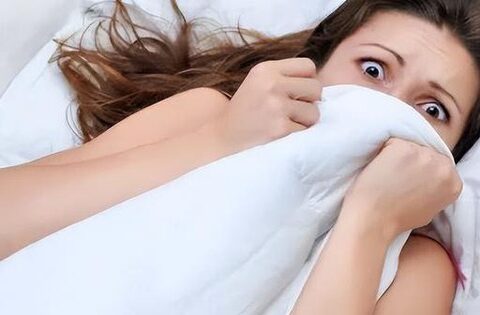 Cơ thể đột nhiên giật mình khi đang ngủ, có phải não bộ lo lắng bạn ngủ quá sâu nên đánh thức?