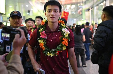 “Người hùng” U22 Việt Nam Thanh Nhàn về nước trong vòng tay người hâm mộ: “Đông quá ạ, thật sự rất tuyệt vời”