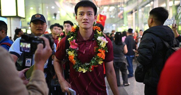 “Người hùng” U22 Việt Nam Thanh Nhàn về nước trong vòng tay người hâm mộ: “Đông quá ạ, thật sự rất tuyệt vời”