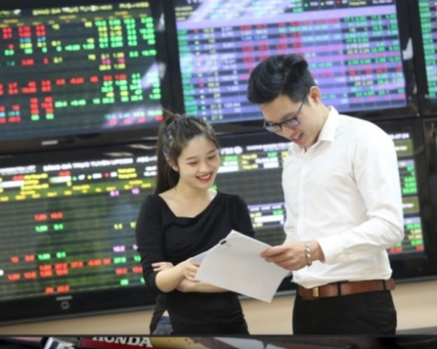 Chứng khoán ngày 17/12: VN-Index “nghỉ chân” với thanh khoản thấp, cổ phiếu phân hóa mạnh mẽ