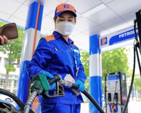 Từ 15h chiều 18/12, giá xăng giảm đến 462 đồng/lít