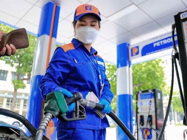 Từ 15h chiều 18/12, giá xăng giảm đến 462 đồng/lít