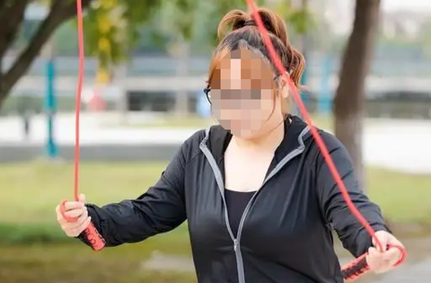 Nhảy dây 3.000 lần mỗi ngày trong một tháng, một chuyện khủng khiếp đã xảy ra với nữ sinh 15 tuổi