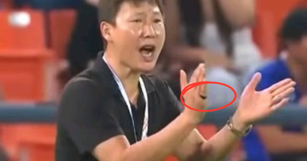 Lộ bí mật về chiếc nhẫn “phong thủy” của HLV Kim Sang-sik